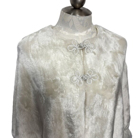 Vintage 60’s 70’s Handcrafted White Faux Fur Capelet With Fringe - Picture 3 of 13